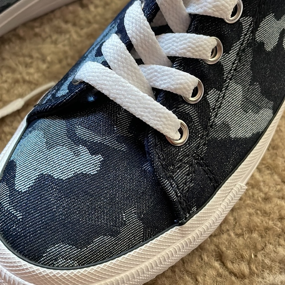 Guess Gelise camo blue sneakers size 7 new in box